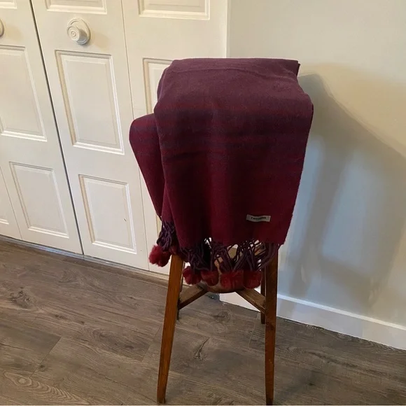 Renoma‎ Paris Merino Wool Scarf with fur pom poms - Picture 4 of 9